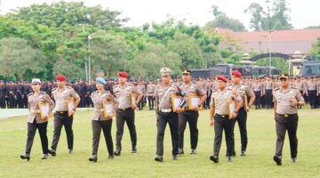 Kapolda Riau Apresiasi 133 Personel Berprestasi Lewat Penghargaan